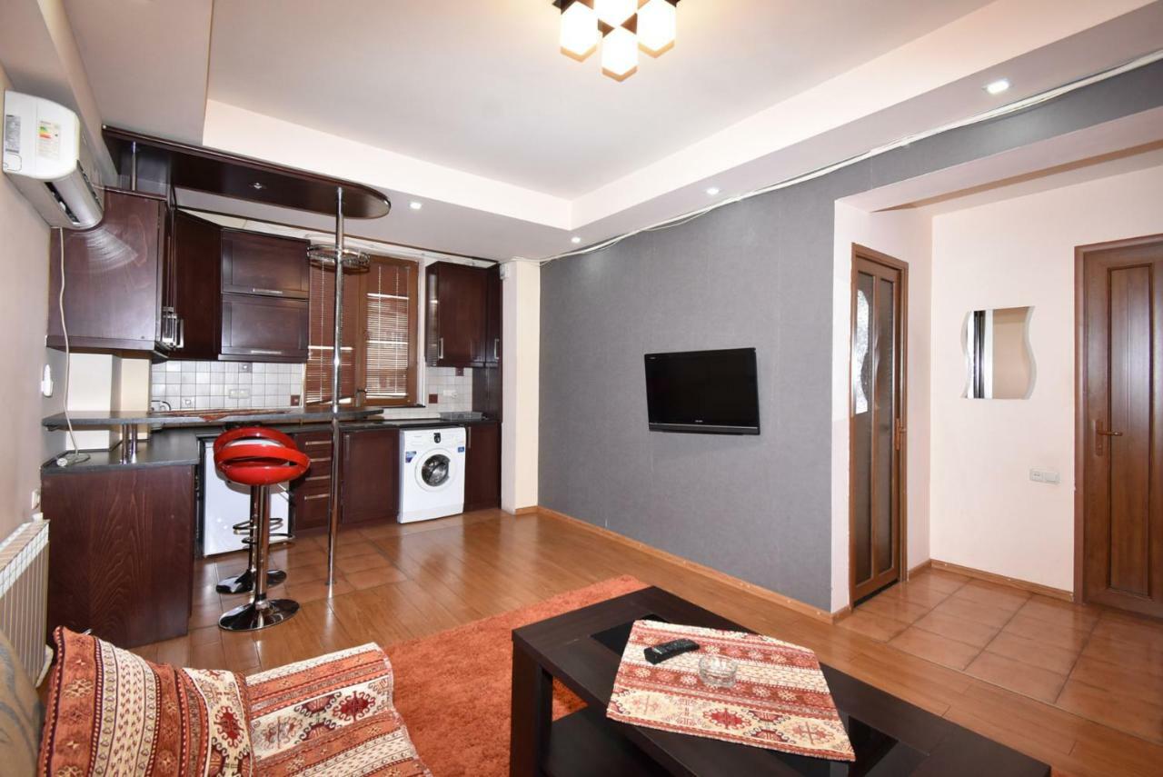 Apartments In Center Of Yerevan,Koghbatsi 1A Street Bagian luar foto